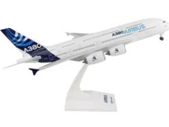 Airbus A380-800 Commercial Aircraft "Airbus" (F-WWDD) White with Dark Blue Tail (Snap-Fit) 1/200 Plastic Model by Skymarks skr380