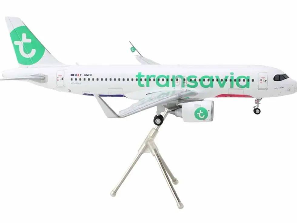 Airbus A320neo Commercial Aircraft "Transavia Airlines" (F-GNEO) White with Green Tail "Gemini 200" Series 1/200 Diecast Model Airplane by GeminiJets