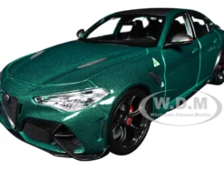 Alfa Romeo Giulia GTA Green Metallic with Carbon Top 1/18 Diecast Model Car by Bburago