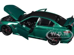 Alfa Romeo Giulia GTA Green Metallic with Carbon Top 1/18 Diecast Model Car by Bburago