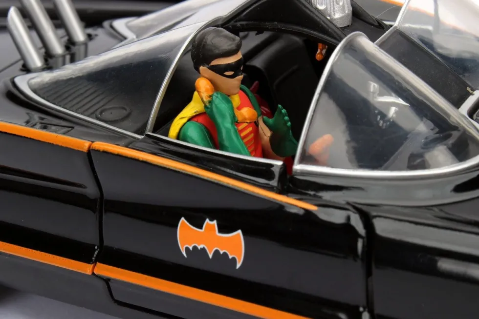 Batman Classic TV Series (1966) Batmobile Batman and Robin in 1/24 Diecast Model Car Jada 98259