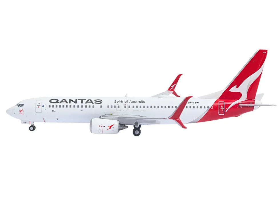 Boeing 737-800 Commercial Aircraft "Qantas Airways" (VH-VZW) White with Red Tail 1/400 Diecast Model Airplane by GeminiJets
