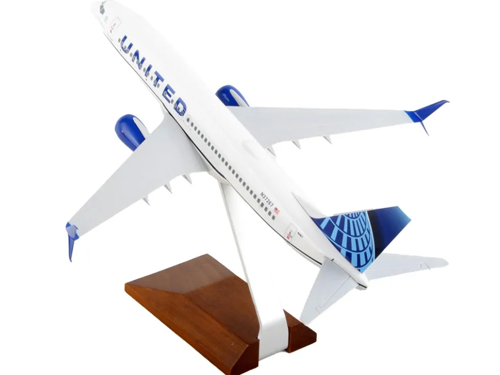 Boeing 737-800 Commercial Aircraft "United Airlines" (N37267) White with Blue Tail and Wood Stand (Snap-Fit) 1/130 Plastic Model by Skymarks