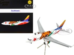 Boeing 737 700 Commercial Aircraft with Flaps Down Southwest Airlines California One California Flag Livery Gemini 200 Series 1/200 Diecast Model Airplane GeminiJets G2SWA1010F