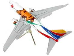 Boeing 737 700 Commercial Aircraft with Flaps Down Southwest Airlines California One California Flag Livery Gemini 200 Series 1/200 Diecast Model Airplane GeminiJets G2SWA1010F