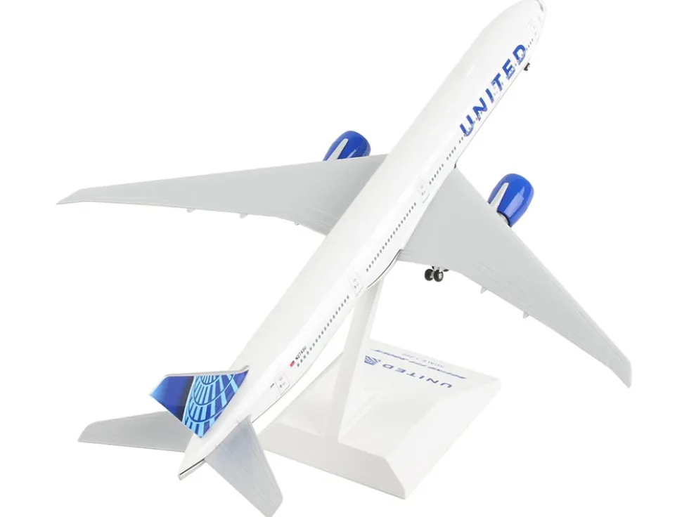Boeing 777-300 Commercial Aircraft with Landing Gear "United Airlines" (N2749U) White with Blue Tail (Snap-Fit) 1/200 Plastic Model by Skymarks