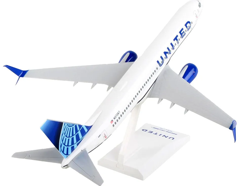 Boeing 737-800 Commercial Aircraft with Wi-Fi Dome "United Airlines" (N37267) White with Blue Tail (Snap-Fit) 1/130 Plastic Model by Skymarks