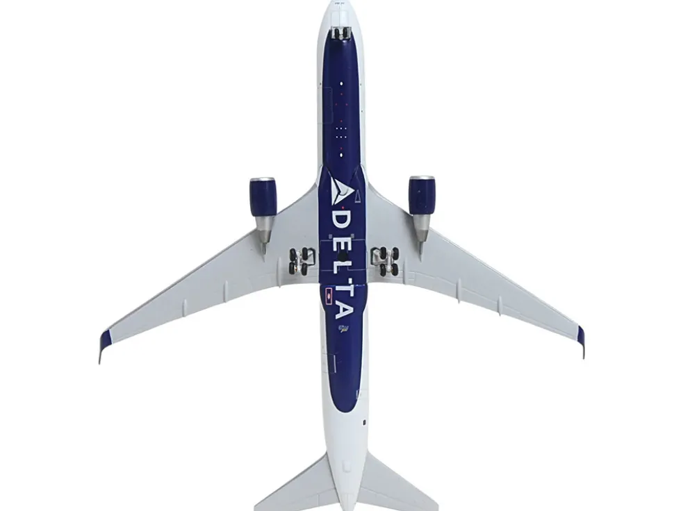 Boeing 767-300ER Commercial Aircraft "Delta Air Lines" (N199DN) White with Red and Blue Tail 1/400 Diecast Model Airplane by GeminiJets
