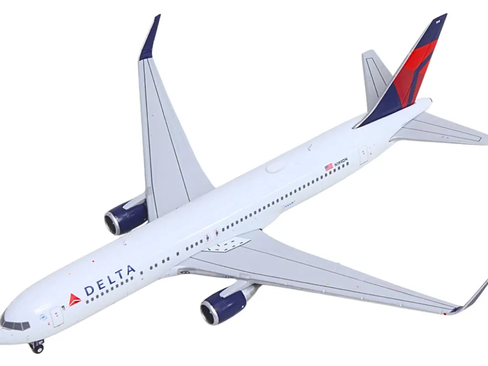 Boeing 767-300ER Commercial Aircraft "Delta Air Lines" (N199DN) White with Red and Blue Tail 1/400 Diecast Model Airplane by GeminiJets