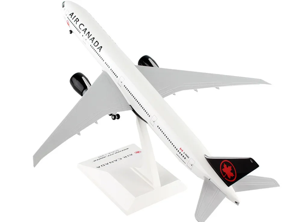 Boeing 777 300ER Commercial Aircraft Air Canada C-FKAU White with Black Tail Snap Fit 1/200 Plastic Model Skymarks SKR955