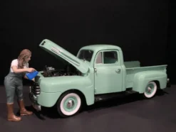 Car Girl in Tee Kylie Figurine for 1/18 Scale Models American Diorama 38238