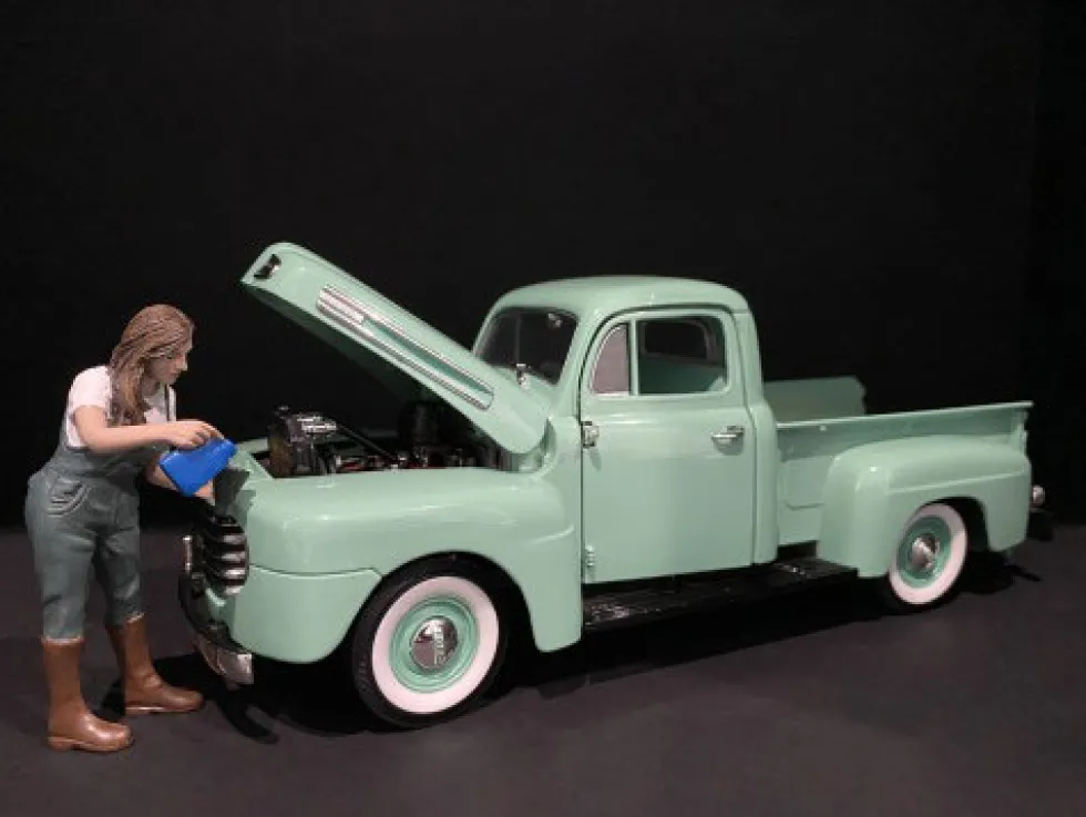 Car Girl in Tee Kylie Figurine for 1/18 Scale Models American Diorama 38238