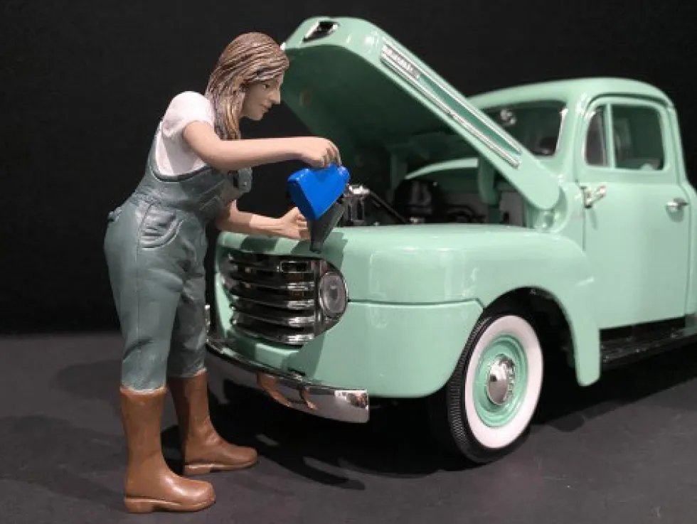 Car Girl in Tee Kylie Figurine for 1/18 Scale Models American Diorama 38238