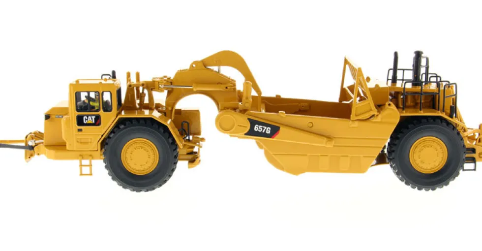 CAT Caterpillar 657 G Wheel Tractor Scraper with Operator Core Classics Series 1/50 Diecast Model Diecast Masters 85175 C