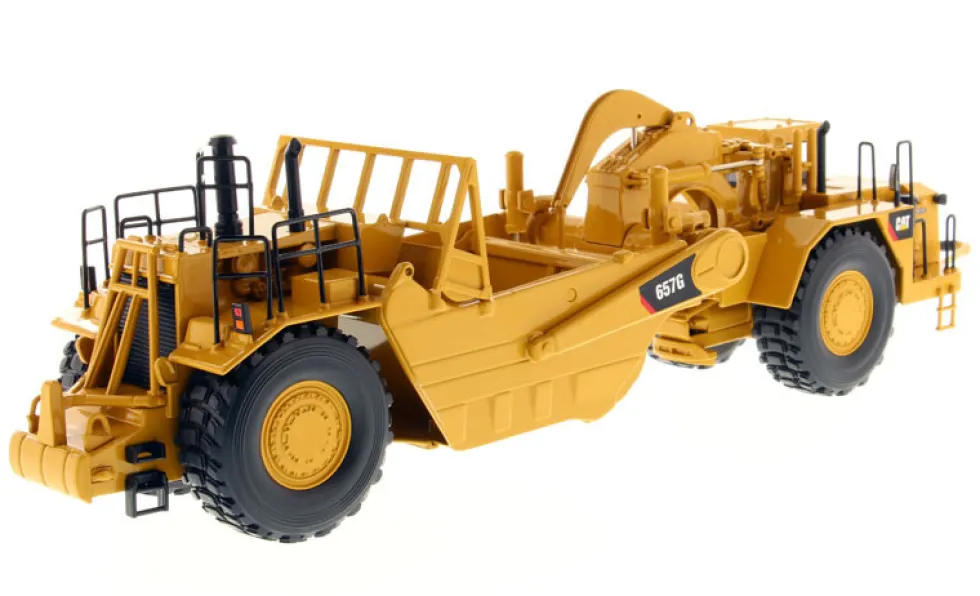 CAT Caterpillar 657 G Wheel Tractor Scraper with Operator Core Classics Series 1/50 Diecast Model Diecast Masters 85175 C