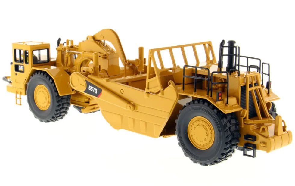 CAT Caterpillar 657 G Wheel Tractor Scraper with Operator Core Classics Series 1/50 Diecast Model Diecast Masters 85175 C