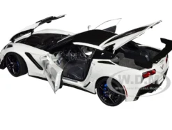 2019 Chevrolet Corvette C7 ZR1 Arctic White with Carbon Top 1/18 Model Car Autoart 71270