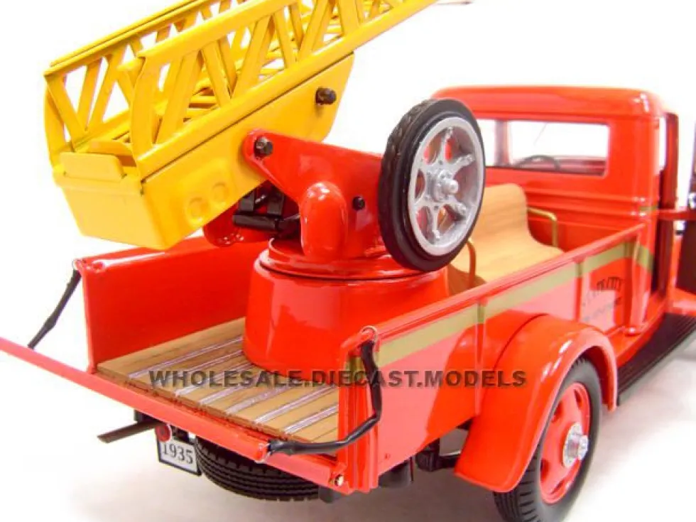 1935 Chevrolet Fire Truck Diecast Model 1/24 Diecast Truck Unique Replicas 18628