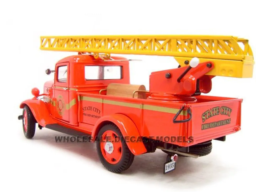 1935 Chevrolet Fire Truck Diecast Model 1/24 Diecast Truck Unique Replicas 18628