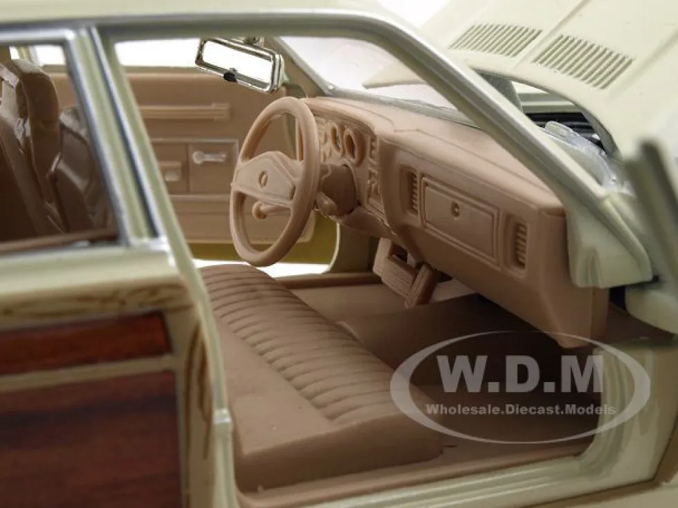 1979 Chrysler Lebaron Town & Country Cream 1/24 Diecast Model Car Motormax 73331
