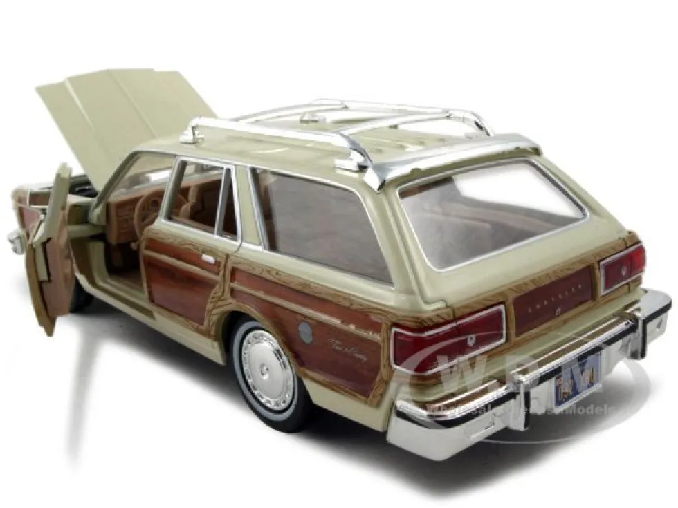 1979 Chrysler Lebaron Town & Country Cream 1/24 Diecast Model Car Motormax 73331