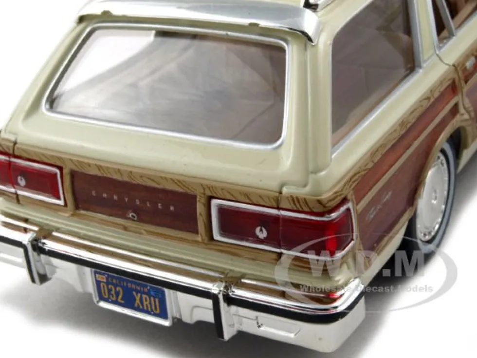 1979 Chrysler Lebaron Town & Country Cream 1/24 Diecast Model Car Motormax 73331