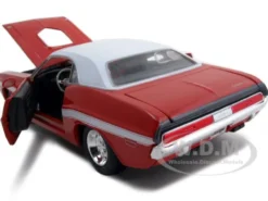 1970 Dodge Challenger R/T Coupe Red 1/24 Diecast Model Car Maisto 31263