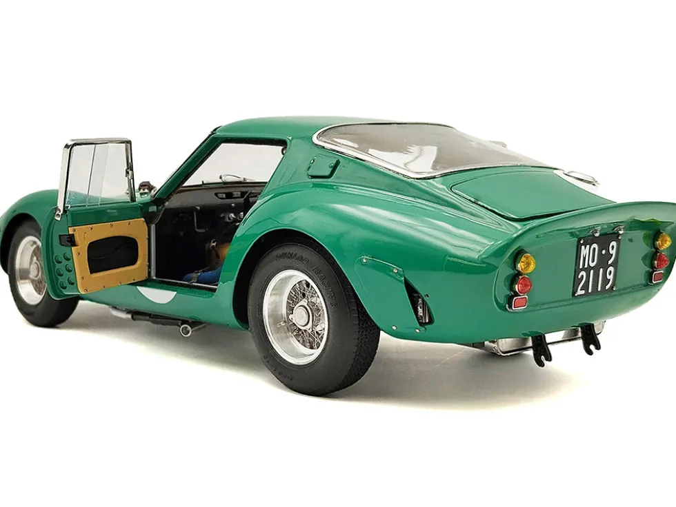 Ferrari 250 GTO #44 David Piper "GP Silverstone" (1963) Limited Edition to 2000 pieces Worldwide 1/18 Diecast Model Car by CMC