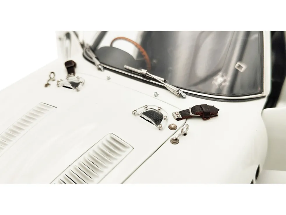 Ferrari 250 GTO #10 Graham Hill 2nd Place "Tourist Trophy - Goodwood" (1962) Limited Edition to 2200 pieces Worldwide 1/18 Diecast Model Car by CMC