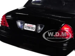 2001 Ford Crown Victoria Police Car Plain Black & White with Flashing Light Bar Front and Rear Lights and Sound 1/18 Diecast Model Car Motormax 73991