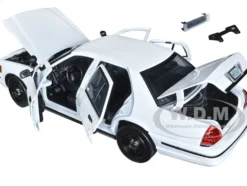 2001 Ford Crown Victoria Police Car Unmarked White Custom Builder's Kit Series 1/18 Diecast Model Car Motormax 73517