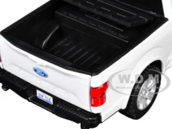 2019 Ford F-150 Lariat Crew Cab Pickup Truck White with Flashing Light Bar and Front and Rear Lights and Sounds 1/27 Diecast Model Car by Motormax