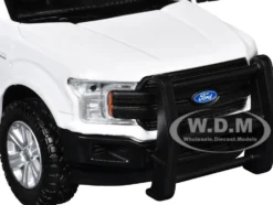 2019 Ford F-150 Lariat Crew Cab Pickup Truck White with Flashing Light Bar and Front and Rear Lights and Sounds 1/27 Diecast Model Car by Motormax