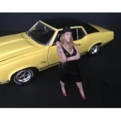 Hanging Out II Patricia Figurine 1/24 Scale Models American Diorama 38286