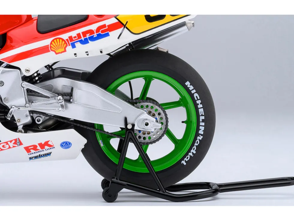 Honda NSR500 WGP500 Motorcycle #56 Red and White with Helmet "Baribari Legend" (1986) OVA 1/12 Model by Autoart