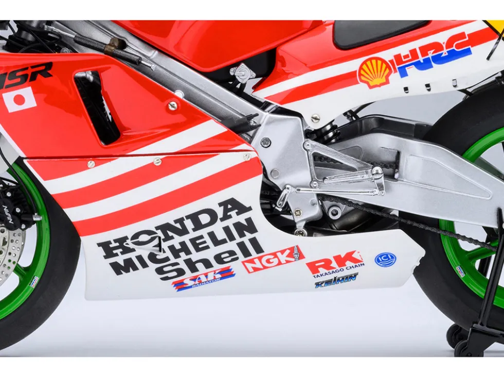 Honda NSR500 WGP500 Motorcycle #56 Red and White with Helmet "Baribari Legend" (1986) OVA 1/12 Model by Autoart