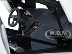 Lamborghini Diablo SV-R Impact White 1/18 Model Car Autoart 79149