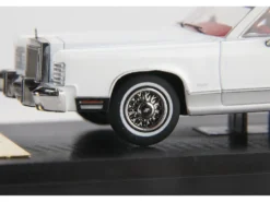 1979 Lincoln Continental Town Car White with Red Interior 1/64 Diecast Model Car by Sun Star