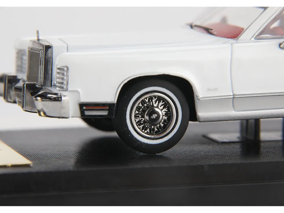 1979 Lincoln Continental Town Car White with Red Interior 1/64 Diecast Model Car by Sun Star