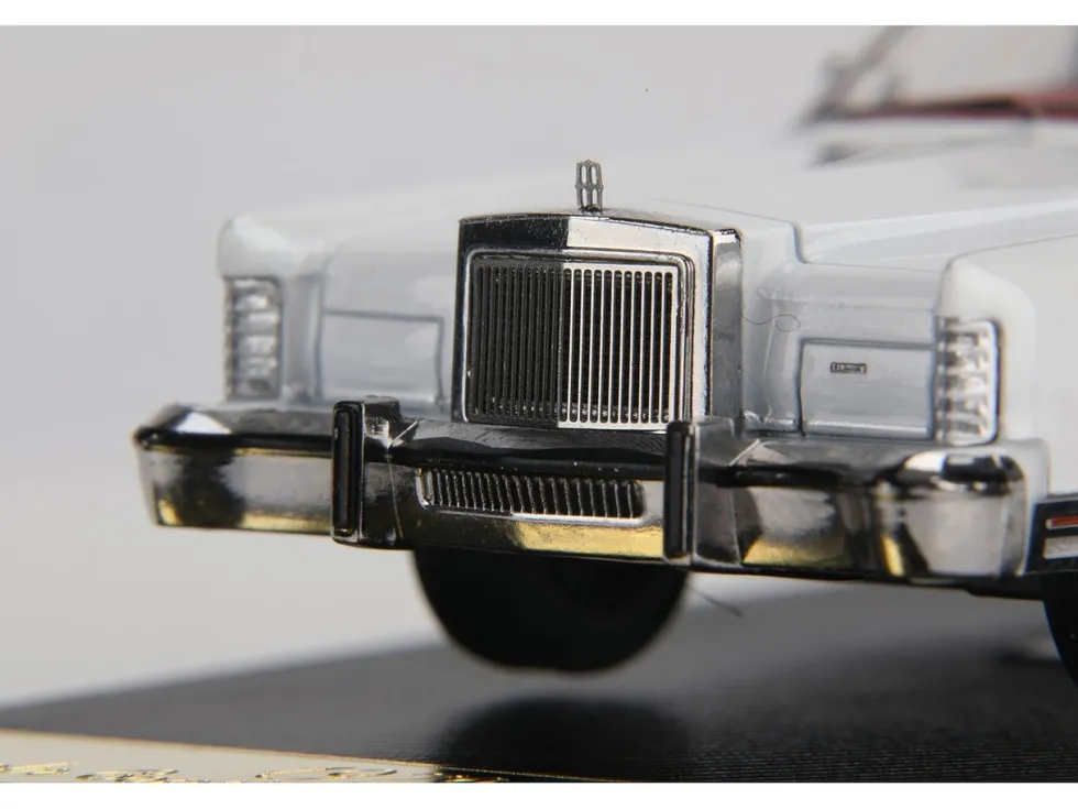 1979 Lincoln Continental Town Car White with Red Interior 1/64 Diecast Model Car by Sun Star