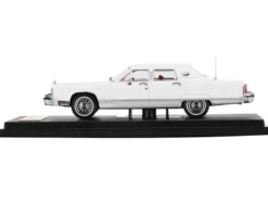 1979 Lincoln Continental Town Car White with Red Interior 1/64 Diecast Model Car by Sun Star