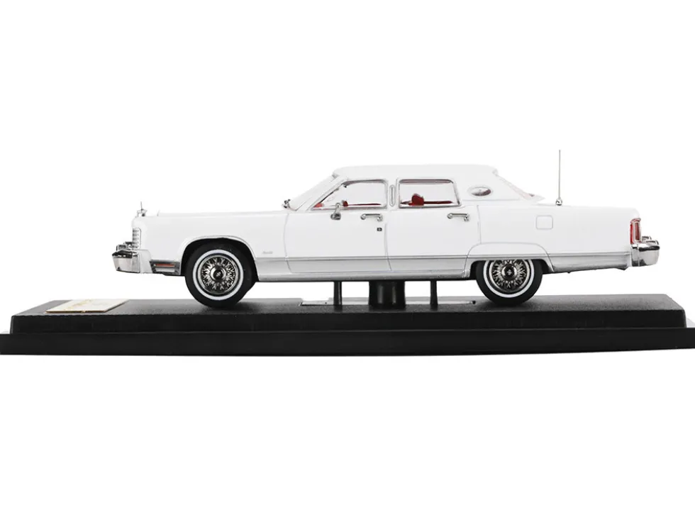 1979 Lincoln Continental Town Car White with Red Interior 1/64 Diecast Model Car by Sun Star