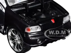 1998 Lincoln Navigator Black Metallic with White Interior "Maxx Design" "American Classics" Series 1/24 Diecast Model Car by Motormax