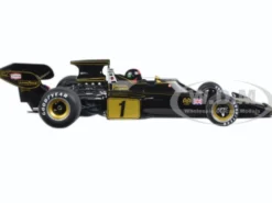 Lotus 72E 1973 Emerson Fittipaldi #1 with Driver Figure in Cockpit 1/18 Model Car Autoart 87328