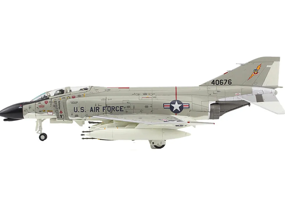 McDonnell Douglas F-4C Phantom II Fighter-Bomber Aircraft "45th TFS, Ubon, Thailand" (1965) United States Air Force "Air Power Series" 1/72 Diecast Model by Hobby Master