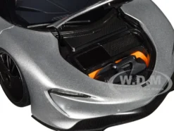 McLaren Speedtail Supernova Silver Metallic with Black Top and Suitcase Accessories 1/18 Model Car Autoart 76090