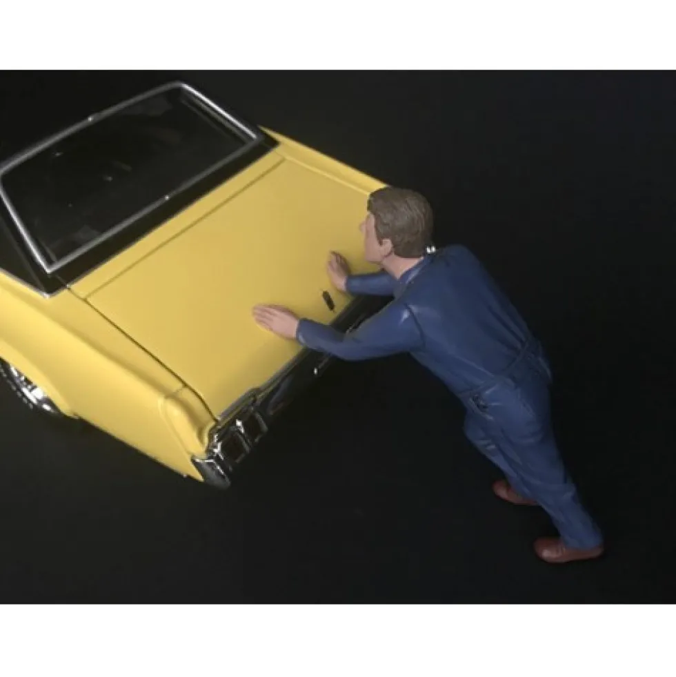 Mechanic Darwin Pushing Car Figurine 1/24 Scale Models American Diorama 38278