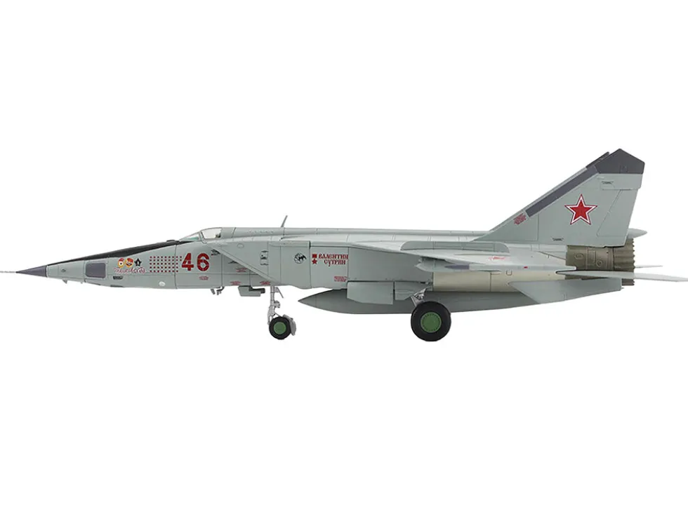 Mikoyan-Gurevich MiG-25RBT Aircraft "Red 46, 47th Guards Reconnaissance Aviation Regiment, 2nd Squadron" (2001) Russian Air Force "Air Power Series" 1/72 Diecast Model by Hobby Master