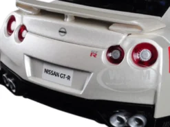 2017 Nissan GT-R R35 White 1/24 Diecast Car Model BBurago 21082