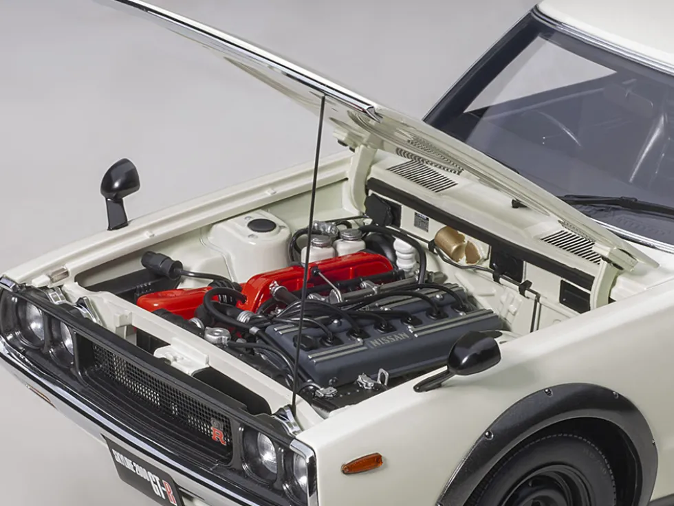 Nissan Skyline 2000GT-R KPGC110 RHD Right Hand Drive White 1/18 Model Car Autoart 77472